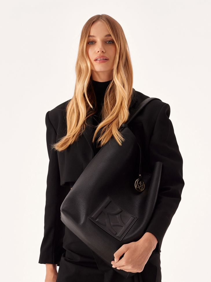 Skórzana torebka na ramię o pojemnym wnętrzu