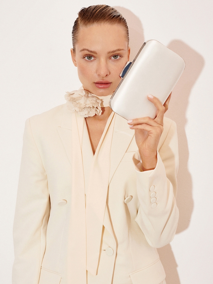 Elegancka kopertówka ślubna ze srebrnymi elementami