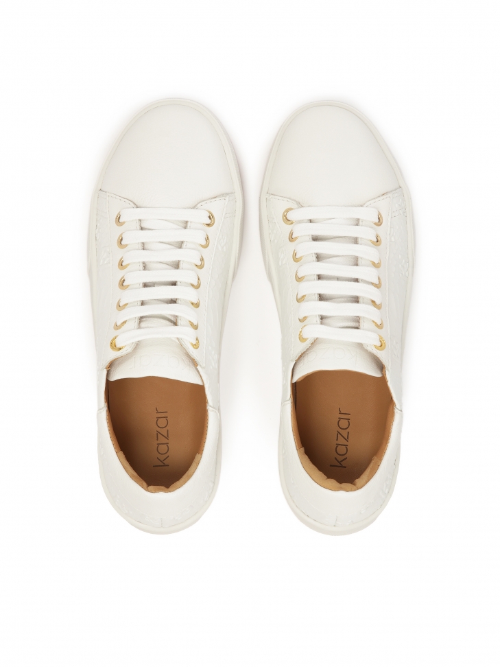 Białe sneakersy z tłoczonym wzorem