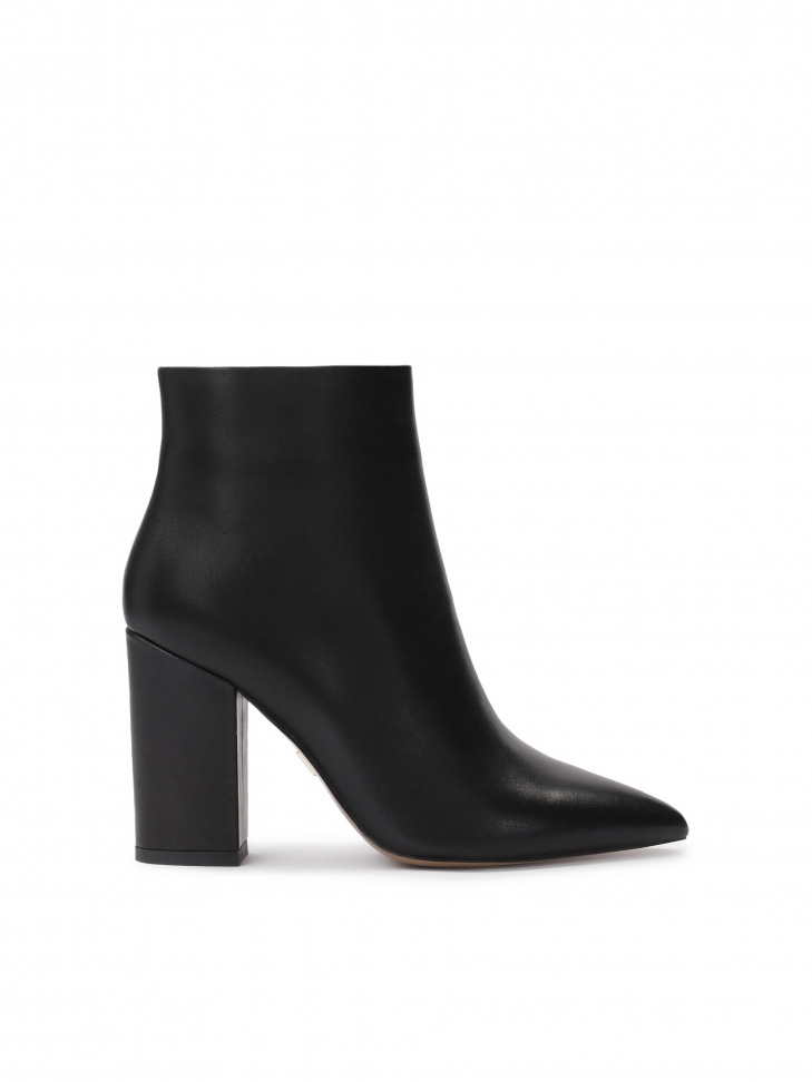 Skórzane botki na słupku z dopasowaną cholewką