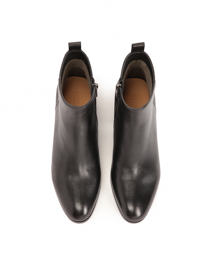 Botki zdobione tłoczonym wzorem