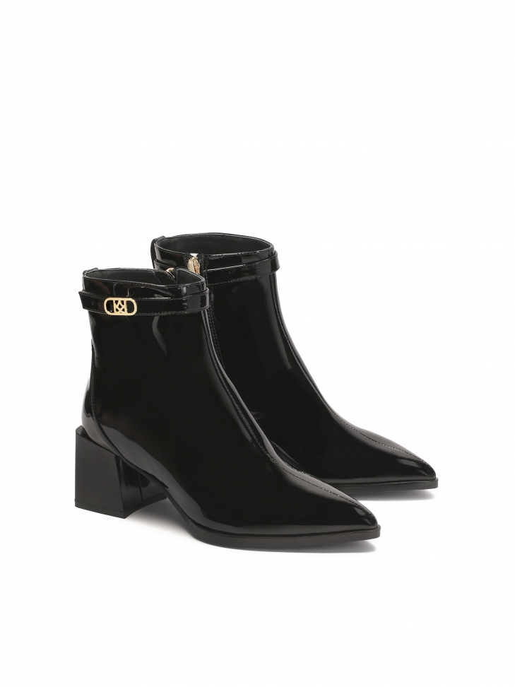 Lakierowane czarne botki na słupku