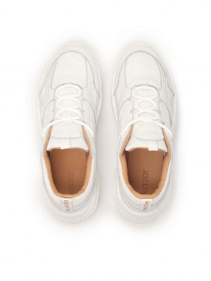 Białe sneakersy na grubej podeszwie