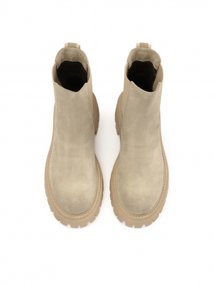 Wsuwane botki na trepowej podeszwie