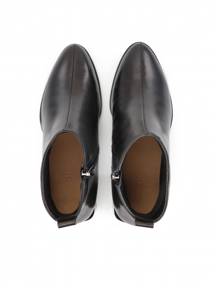 Czarne skórzane botki na słupku z metalową wstawką