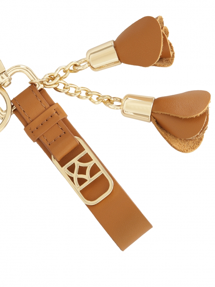 Brelok ze skórzanym paskiem i kwiatkami