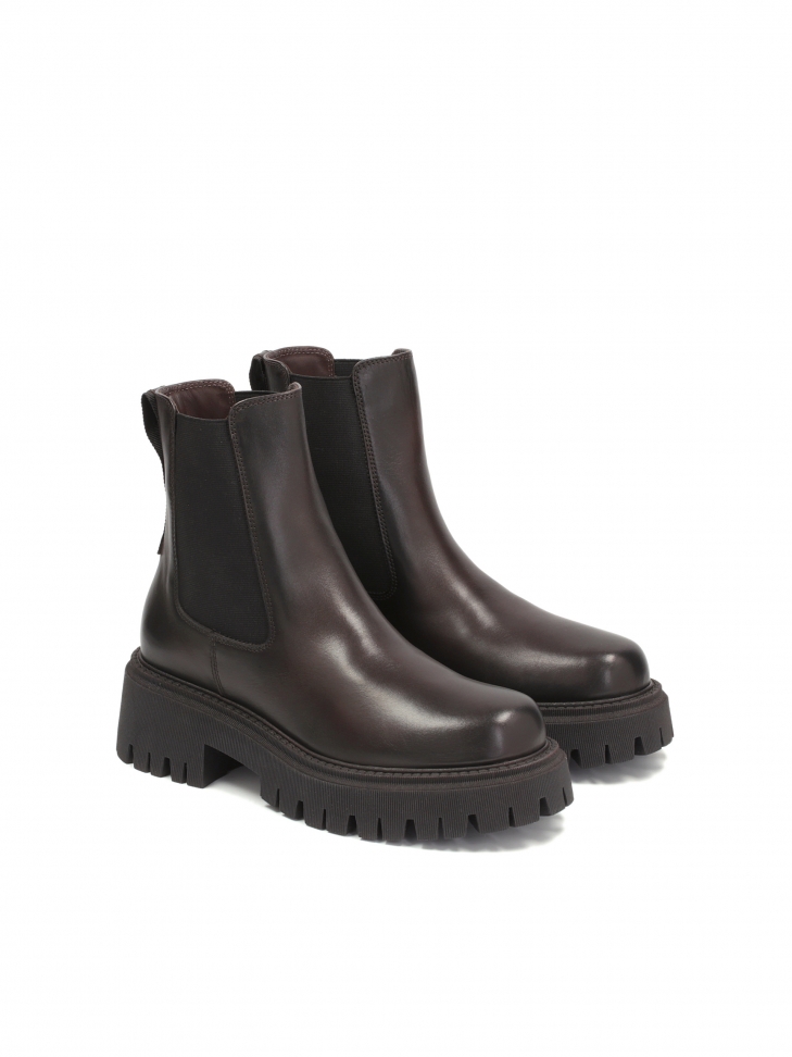 Brązowe skórzane botki typu chelsea na trapowej podeszwie
