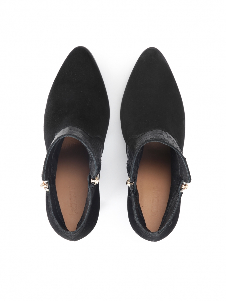 Czarne botki na słupku ozdobione suwakami