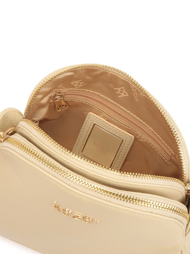 Minimalistyczna beżowa torebka z długim paskiem