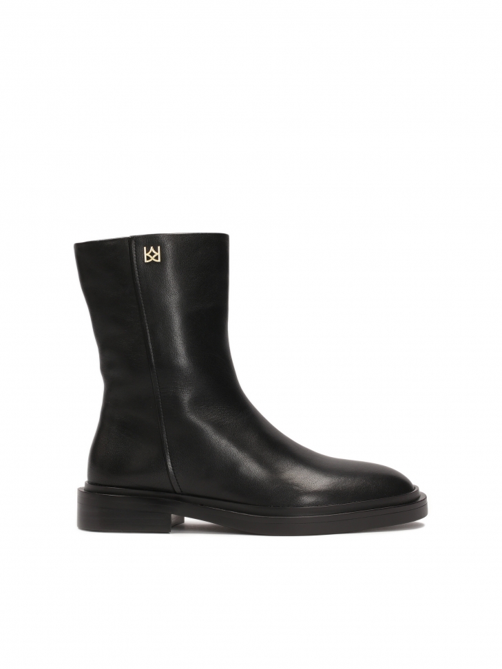 Płaskie botki zapinane na suwak