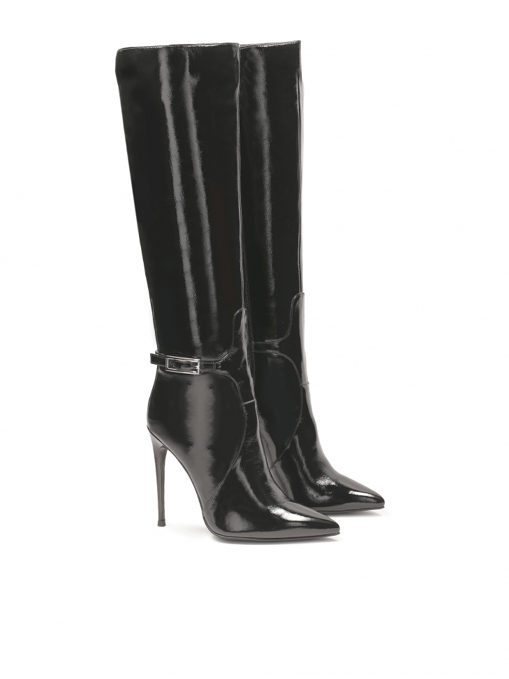 Lakierowane kozaki na szpilce z wyciętą cholewką