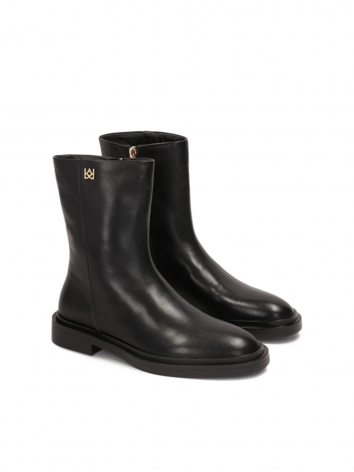 Płaskie botki zapinane na suwak