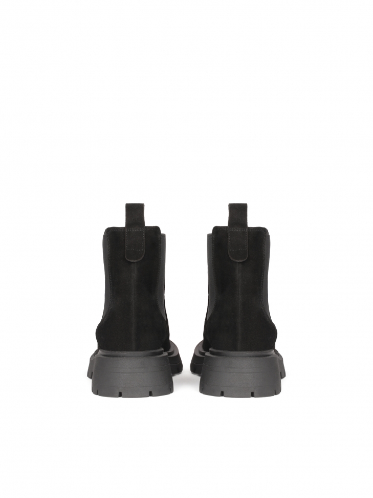 Czarne zamszowe botki typu chelsea z wystającą podeszwą