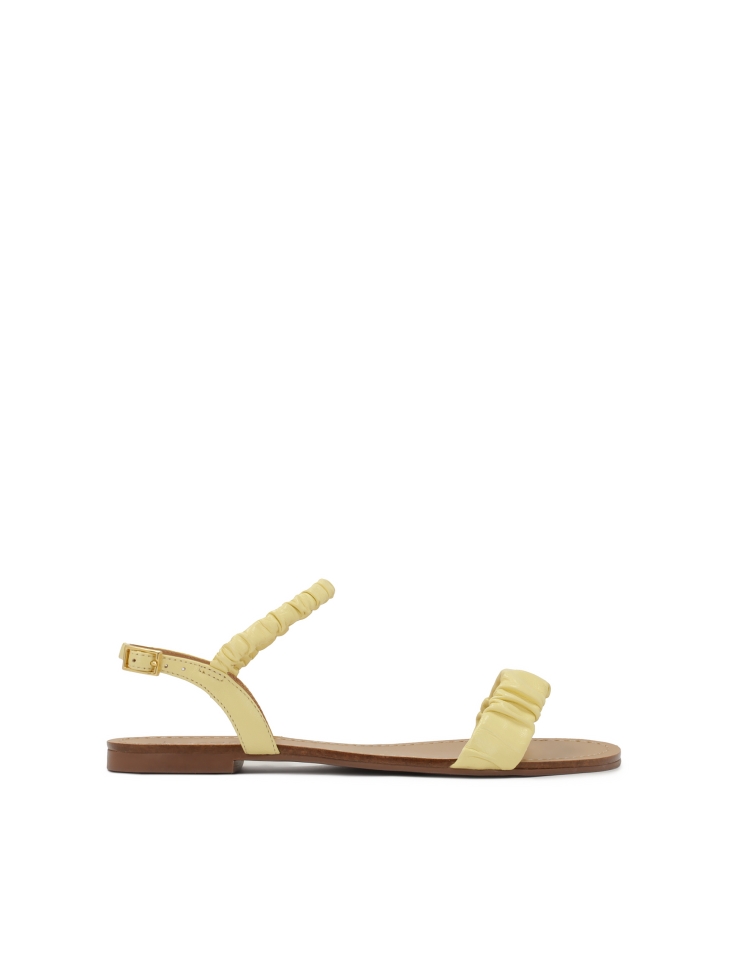 Płaskie sandały z marszczonymi paskami