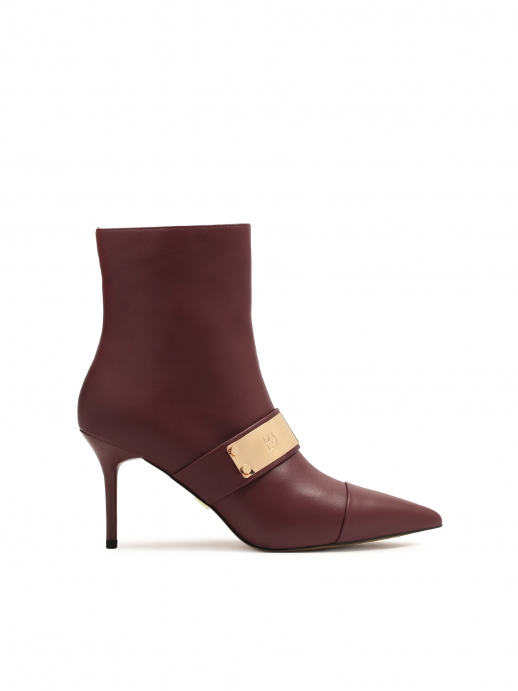 Bordowe botki ze skóry licowej z efektowną metalową ozdobą
