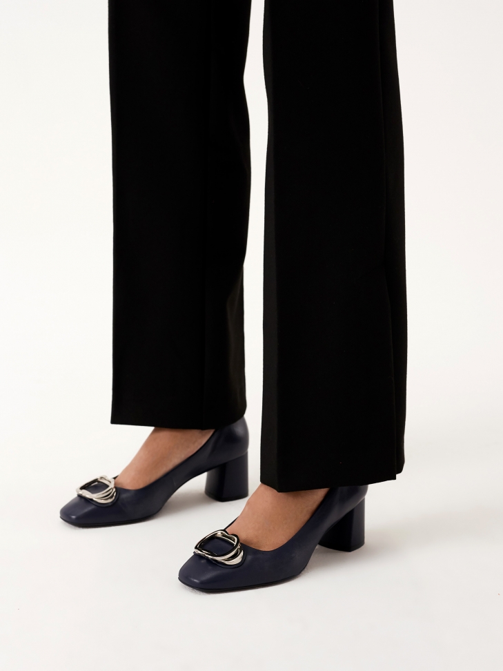 Granatowe skórzane czółenka z metalowymi ozdobami