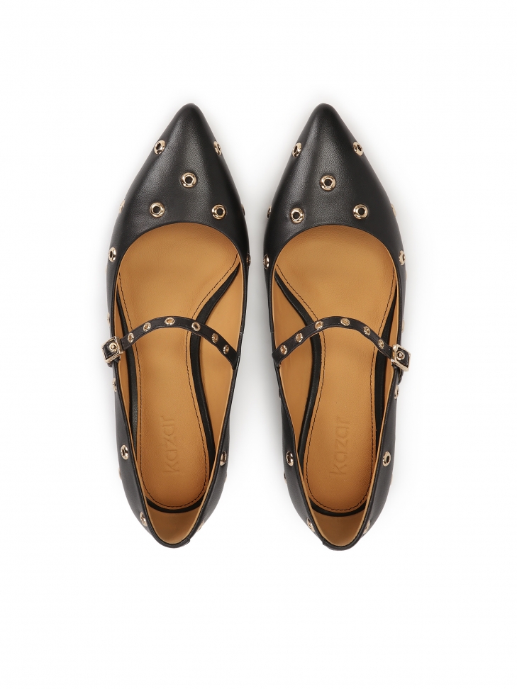 Płaskie czółenka z paskiem i metalowymi oczkami