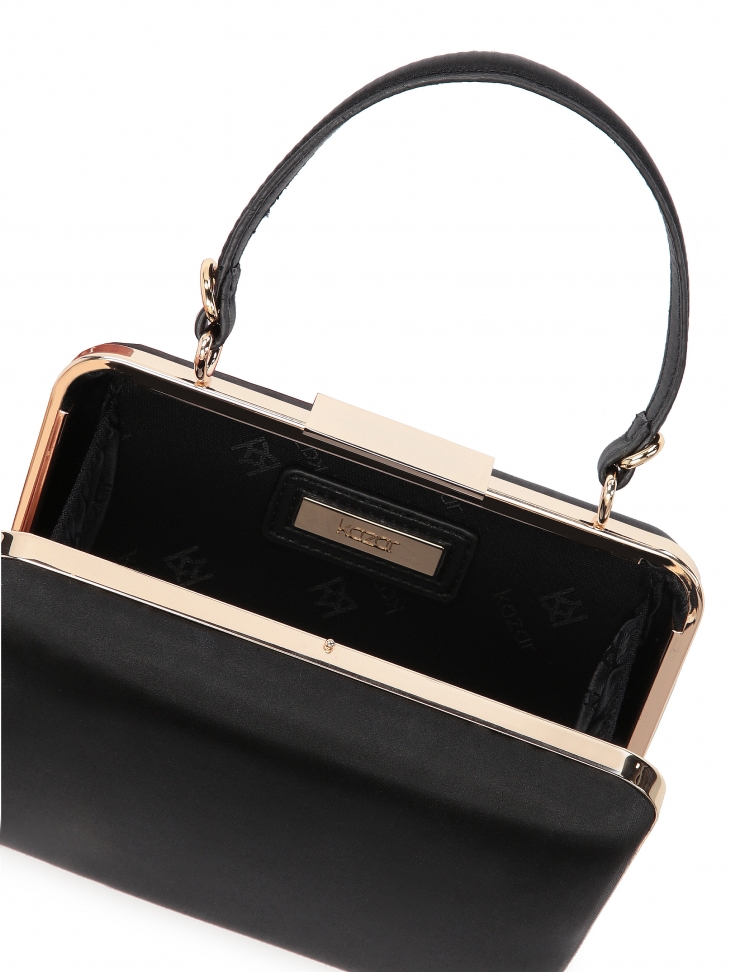 Czarna sztywna kopertówka poyta tkaniną wyposażona w rączkę