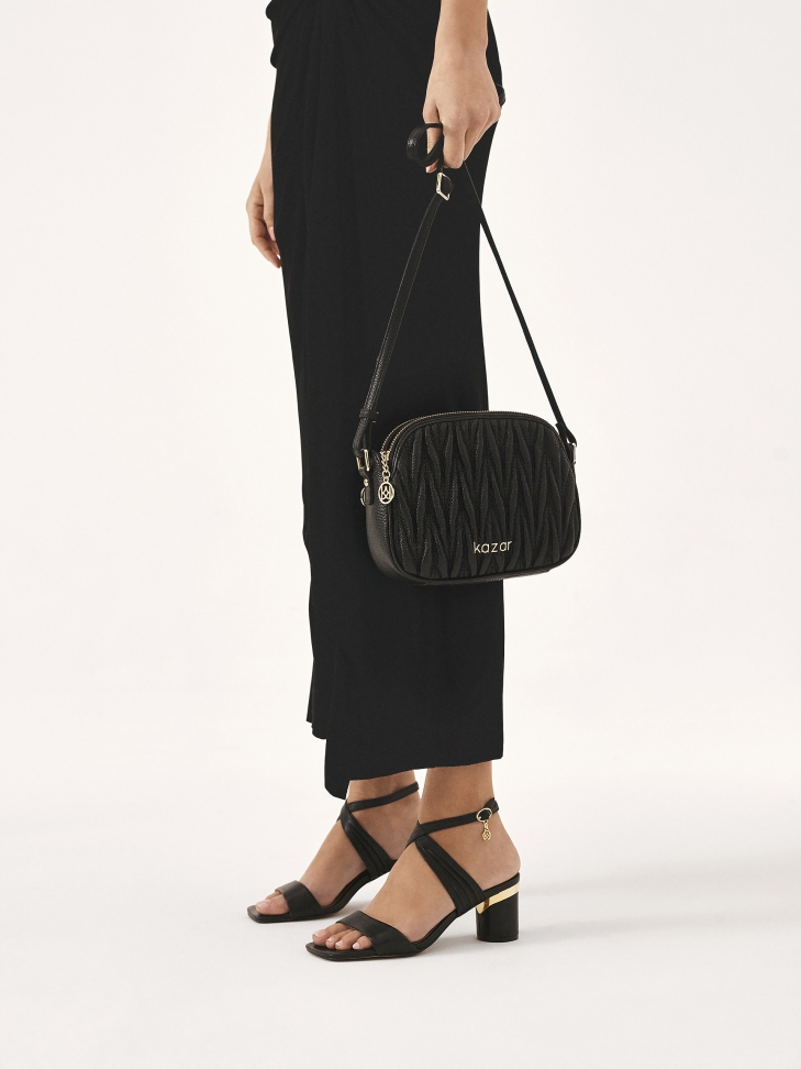 Mała czarna torebka na pasku z modnym pikowaniem