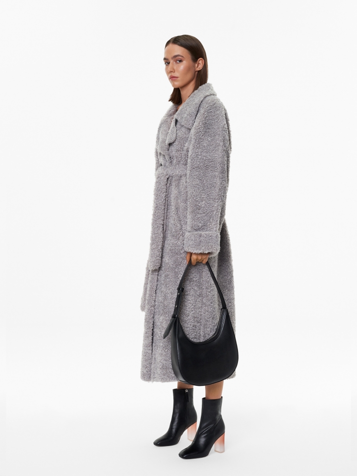 Czarna skórzana torebka na ramię z regulowanym uchwytem