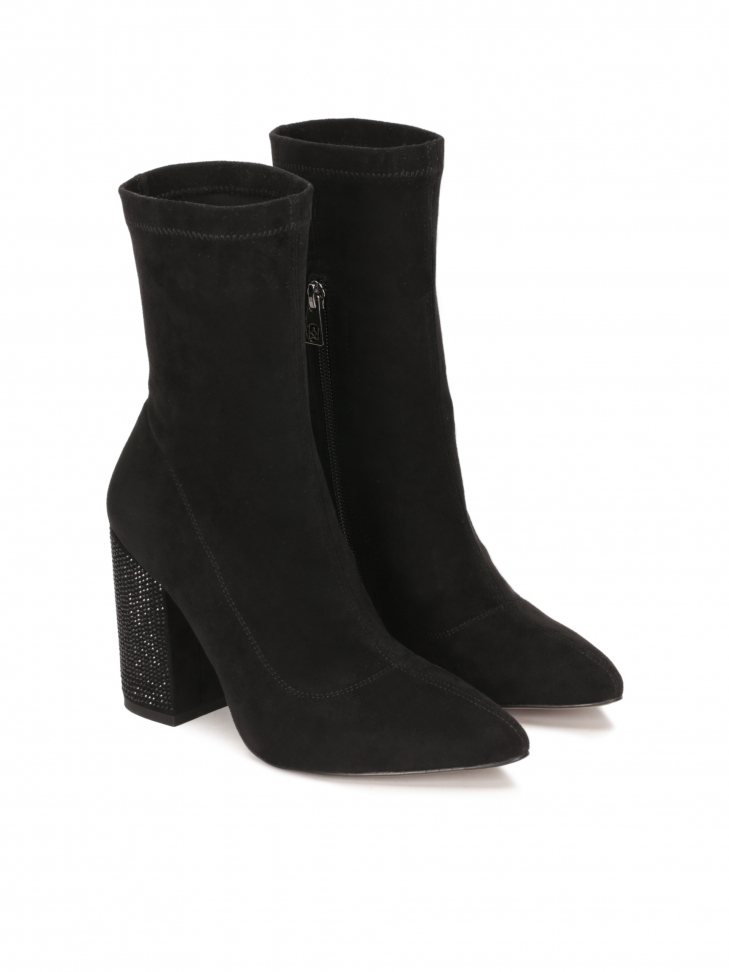 Czarne botki z obcasem wysadzanym yształkami