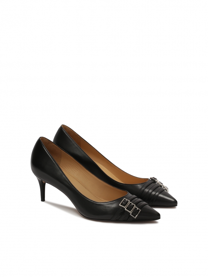 Czarne czółenka na niskim obcasie ozdobione paskami