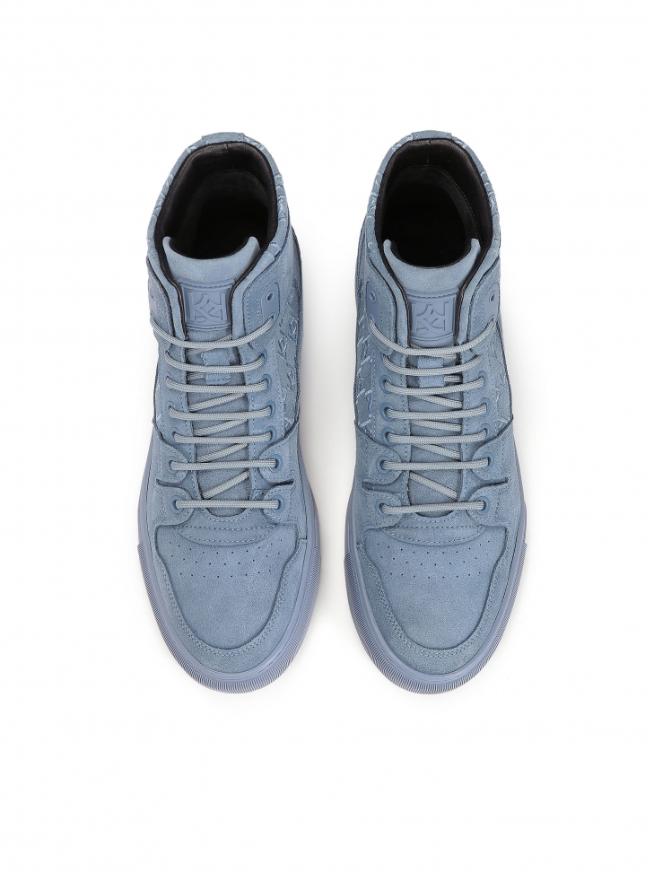 Niebieskie wysokie sneakersy zdobione monogramami