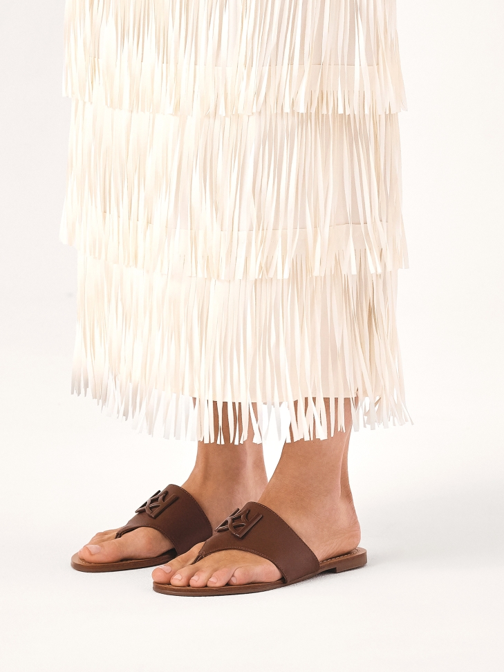 Skórzane klapki z monogramem KAZAR