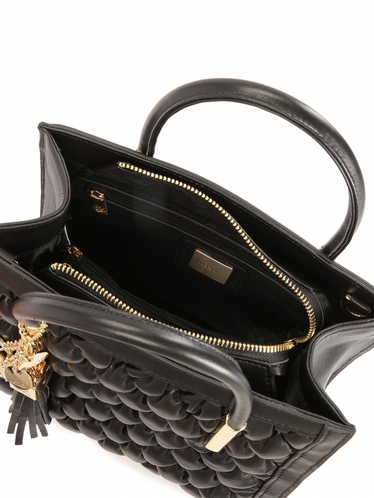 Skórzana torebka w modne pikowanie ze otym brelokiem