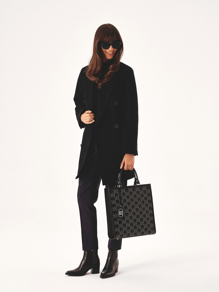 Duża torebka z wyopkowanymi metalowymi monogramami