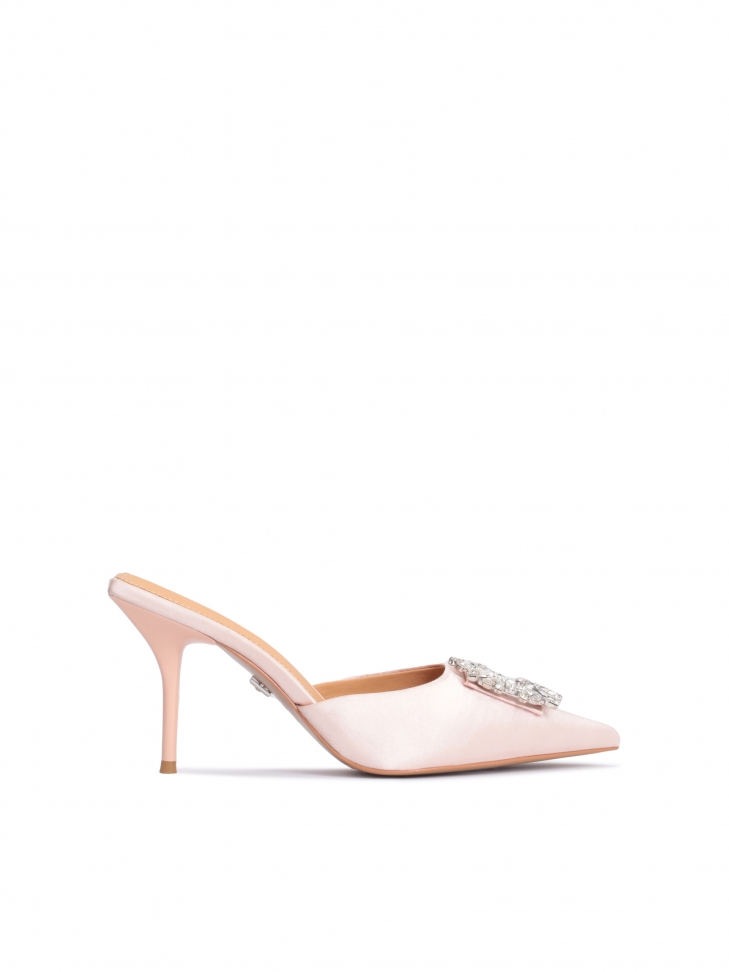 Różowe klapki ślubne z połyskującą ozdobą z cyrkonii