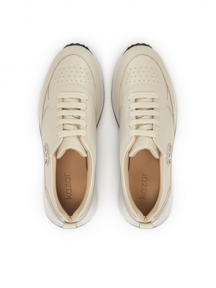 Komfortowe sneakersy ozdobione srebrnym monogramem