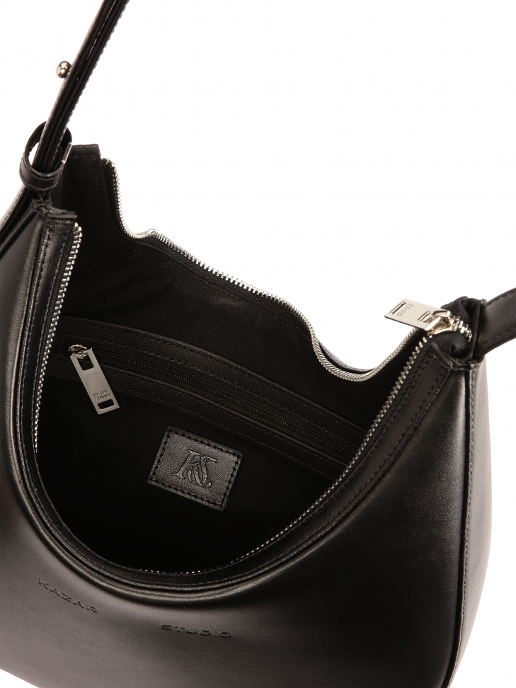 Czarna skórzana torebka na ramię z regulowanym uchwytem