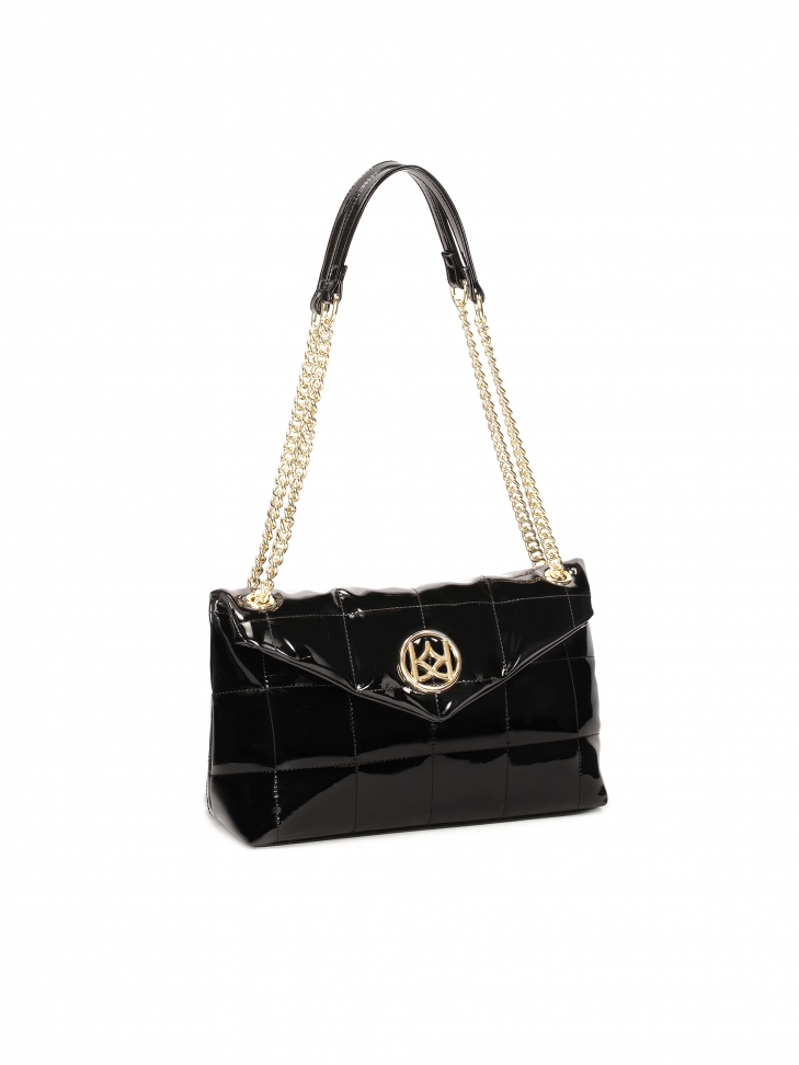 Lakierowana torebka z ciekawie zamykaną klapą