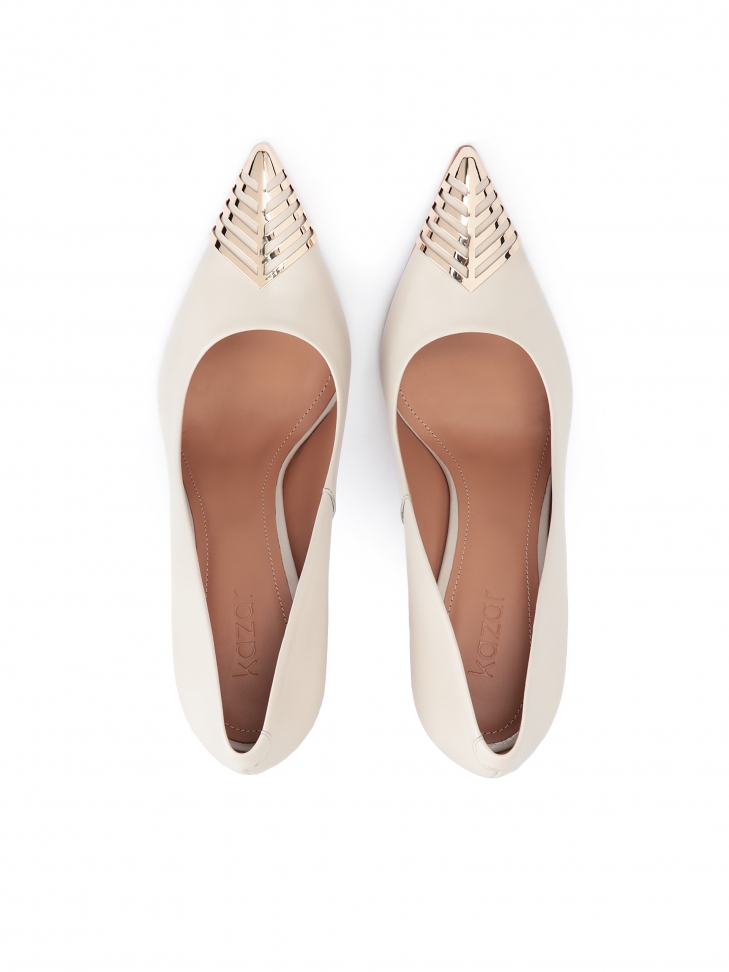 Skórzane czółenka z metalowym noskiem