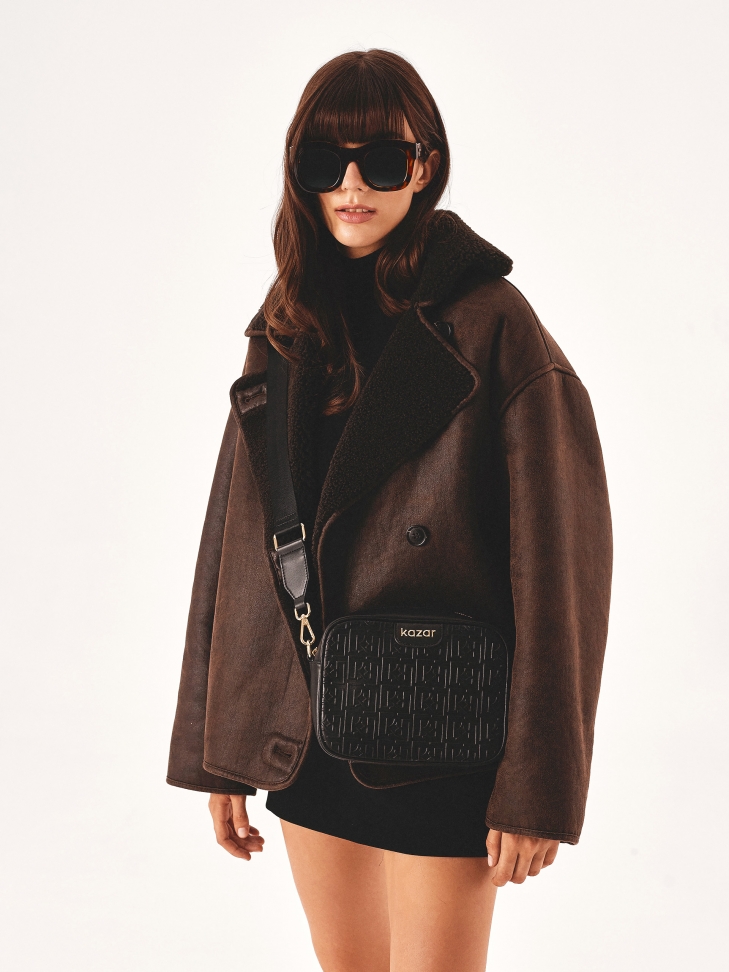 Mała czarna torebka w tłoczony wzór