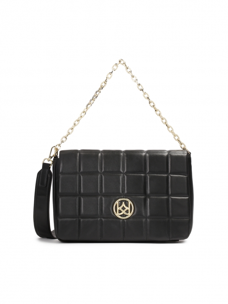 Czarna torebka z pikowaną klapą