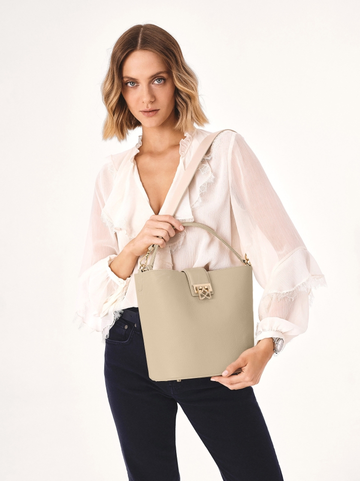 Kremowa torebka z usztywnianym dnem i dwoma paskami