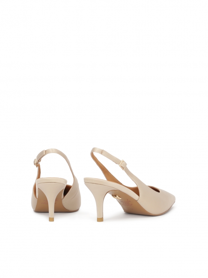 Beżowe czółenka ślubne z noskiem w szpic wykonane z tkaniny