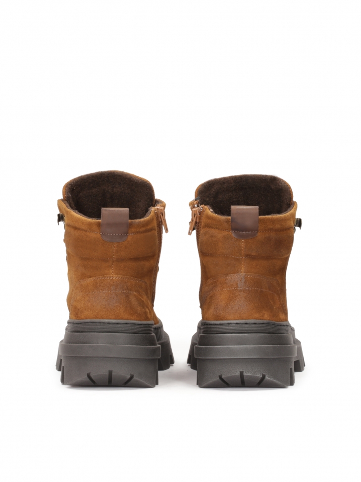 Zamszowe trzewiki na grubej podeszwie z protektorem