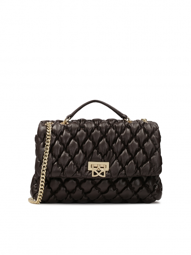 Miękka pikowana torebka w brązowym kolorze