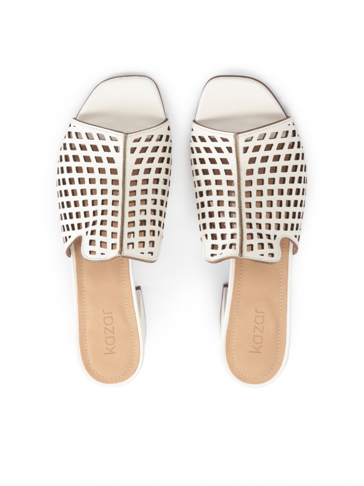 Urocze klapki z laserowo wycinanej skóry off white