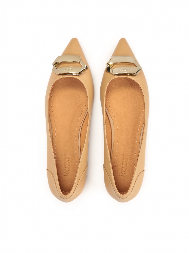 Komfortowe czółenka z metalową ozdobą w otym kolorze