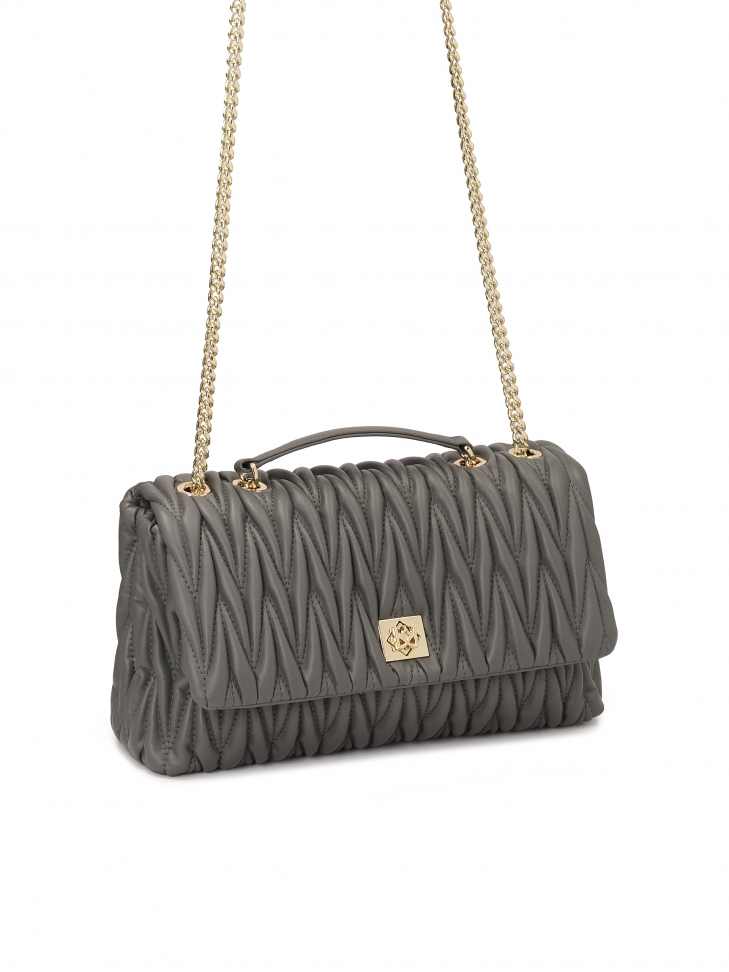 Szara torebka na łańcuszku z efektownym pikowaniem