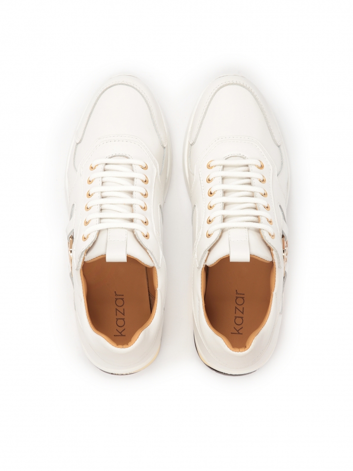 Białe skórzane sneakersy ze otą wstawką