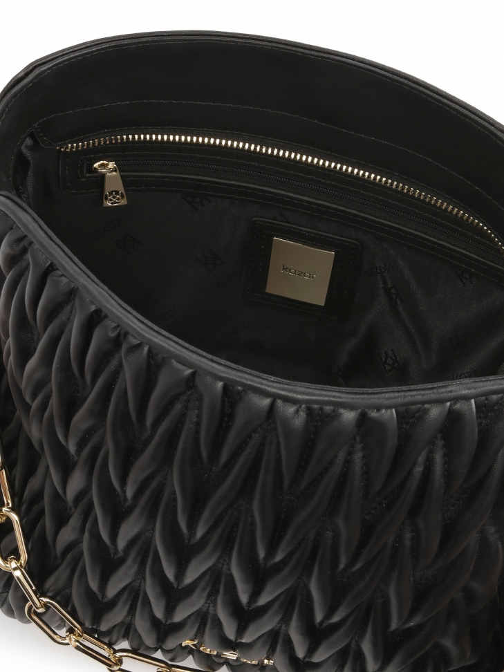 Pikowana czarna torebka z łańcuszkiem i odpinanym paskiem