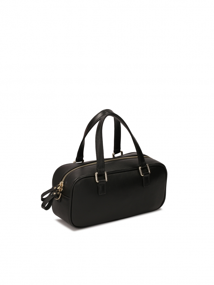 Czarna torebka o ciekawym kształcie