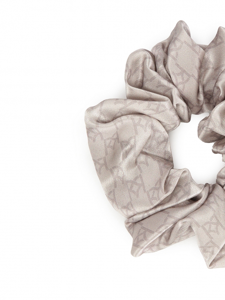 Srebrne scrunchie do stylizacji włosów