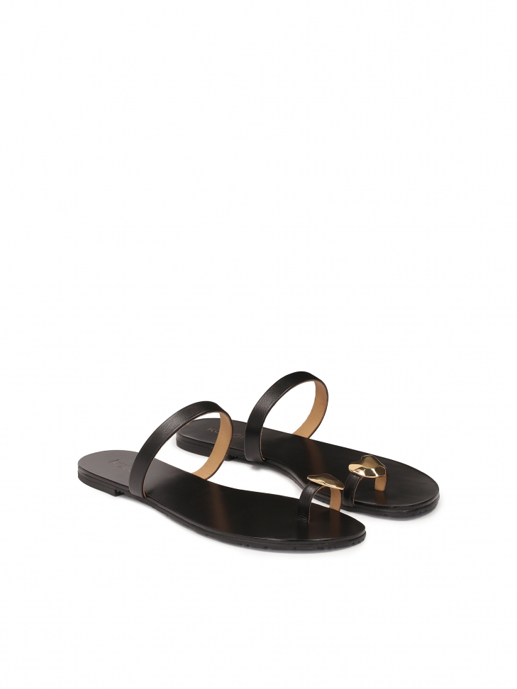 Minimalistyczne czarne klapki na płaskiej podeszwie