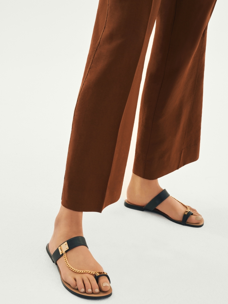 Skórzane czarne klapki z ozdobnym łańcuszkiem